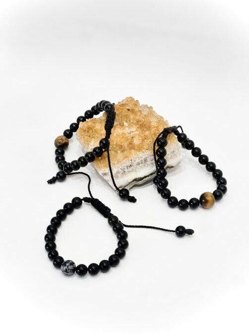 Pulsera de caballero elaborada en onix negro con ojo de tigre en el centro