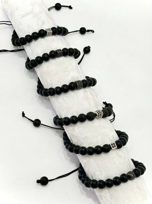Pulsera de caballero elaborada con piedra volcánica con dijes variados