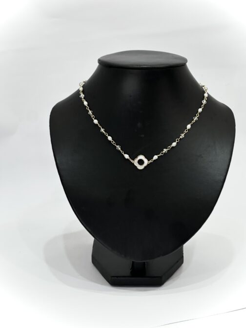 Collar de perlas de río elaborado con piedras Swarovski y dije de flor en nácar