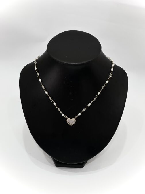 Collar de perlas de río elaborado con piedras Swarovski y dije de corazón en nácar